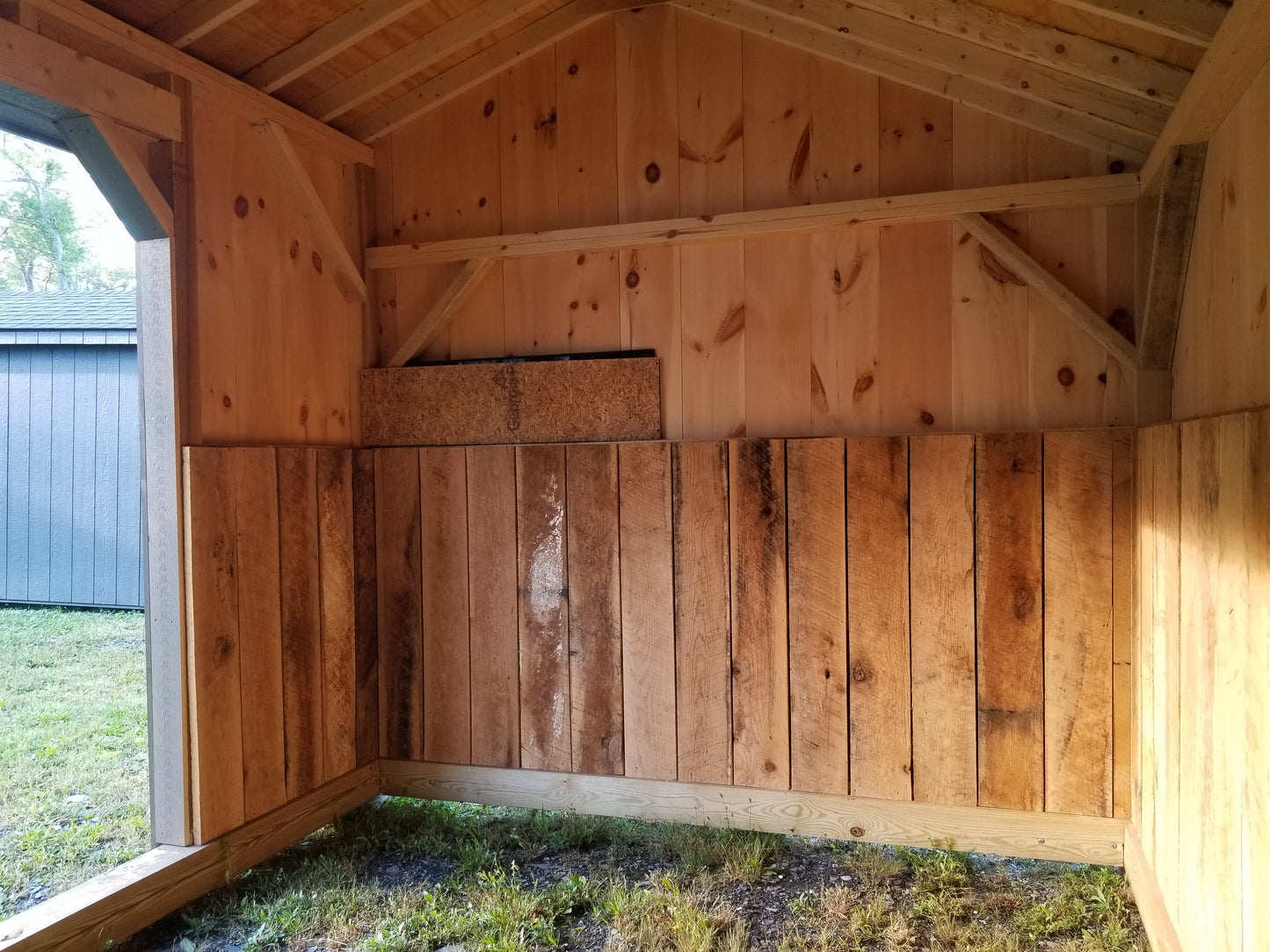 10x14 Horse Run-in with Pine Board & Batten Siding