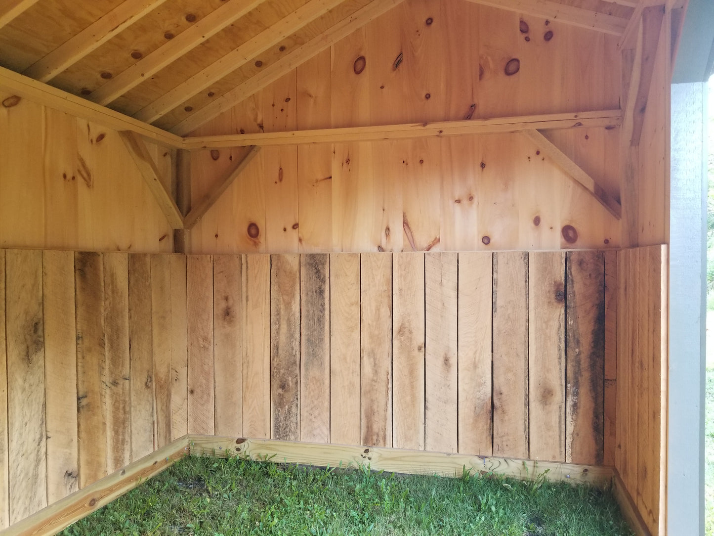 10x14 Horse Run-in with Pine Board & Batten Siding